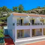 Coloma Apartments Pefkos